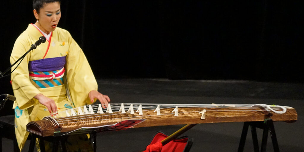 Koto - Det traditionella japanska instrumentet